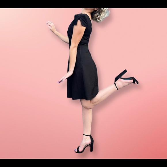 Vintage 1950s little black dress with floral embroidery. - Picture 5 of 5